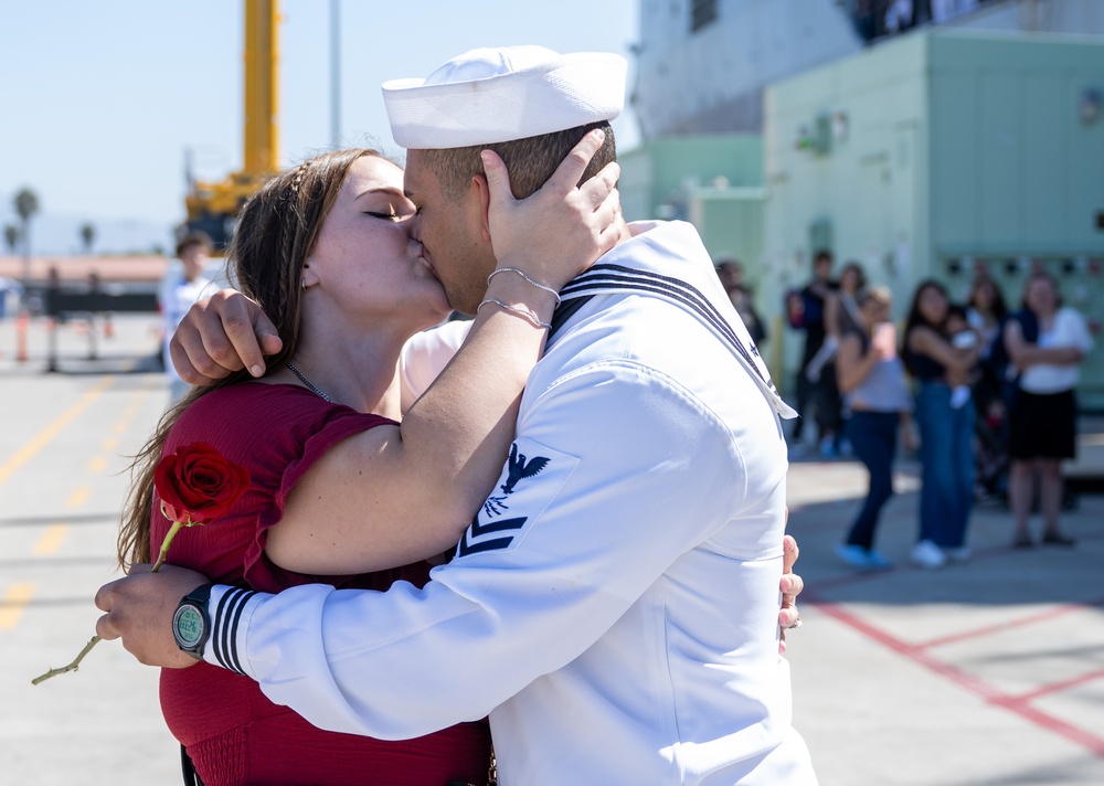 USS Pearl Harbor (LSD 52) arrives at homeport USS Pearl Harbor (LSD 52) arrives at homeport