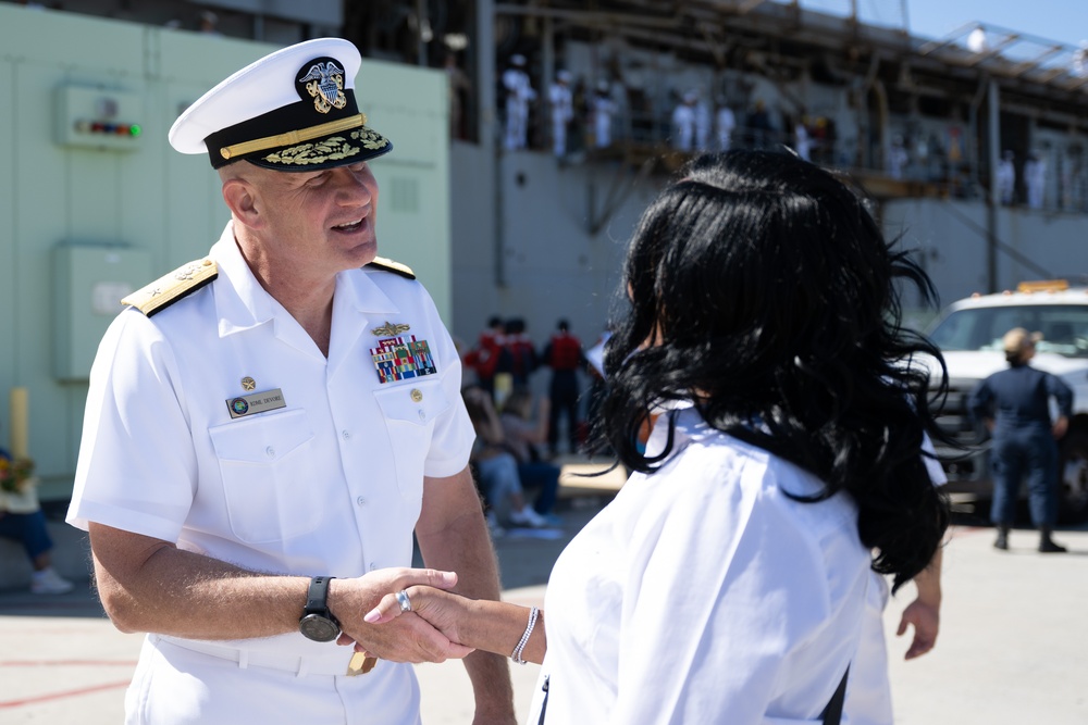 USS Pearl Harbor (LSD 52) arrives at homeport USS Pearl Harbor (LSD 52) arrives at homeport