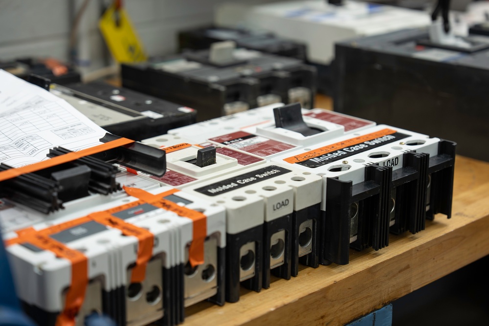 USACE tests circuit breakers at McAlpine Locks and Dam