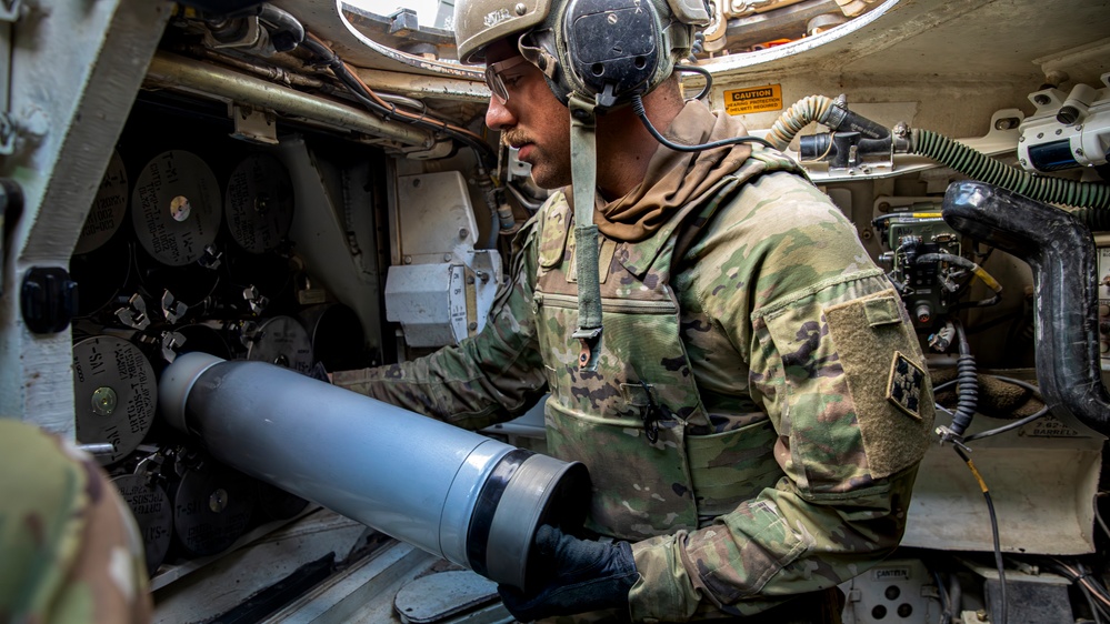 DVIDS - Images - 1-68AR, 3ABCT qualify on M1A1 Abrams Tank [Image 1 of 5]