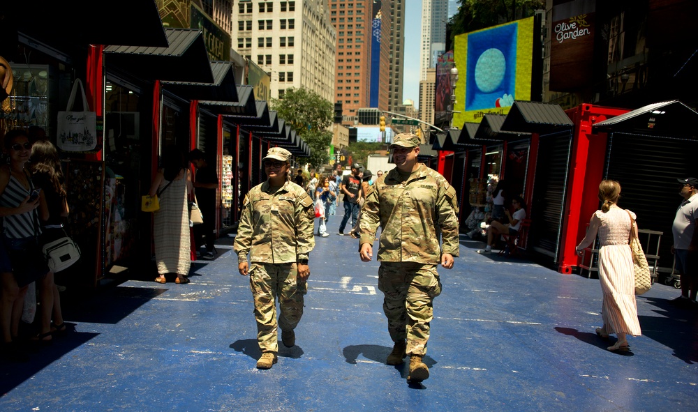 U.S. Army Reserve Soldiers Visit Times Square