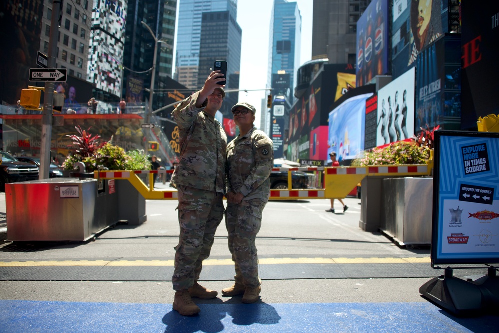 U.S. Army Reserve Soldiers Visit Times Square