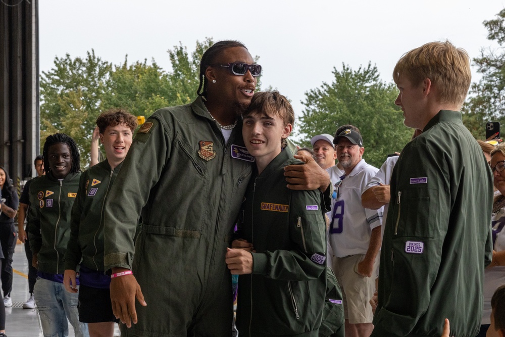 Make-A-Wish Minnesota, Minnesota Vikings, service members grant wishes