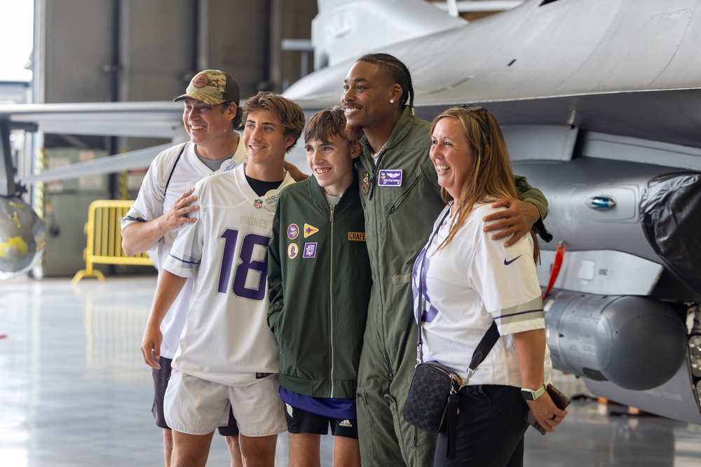 Make-A-Wish Minnesota, Minnesota Vikings, service members grant wishes