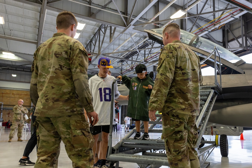Make-A-Wish Minnesota, Minnesota Vikings, service members grant wishes