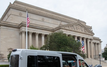 Mississippi National Guard Soldiers deliver food in front of the National Archives Building