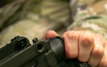 101st SIS Soldiers conduct weapon familiarization