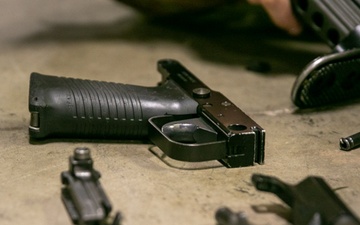 101st SIS Soldiers conduct weapon familiarization