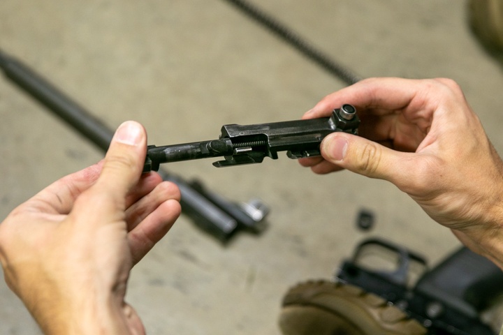 101st SIS Soldiers conduct weapon familiarization