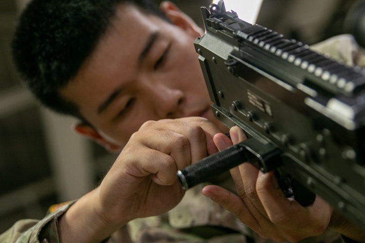 101st SIS Soldiers conduct weapon familiarization