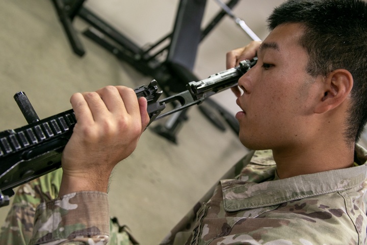 101st SIS Soldiers conduct weapon familiarization