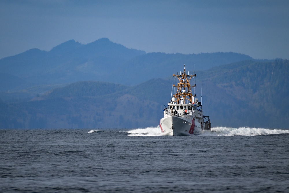 U.S. Coast Guard MFPU-Bangor and Fast Response Cutter Conduct Submarine Escort