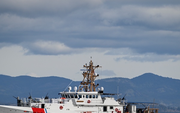 U.S. Coast Guard MFPU-Bangor and Fast Response Cutter Conduct Submarine Escort