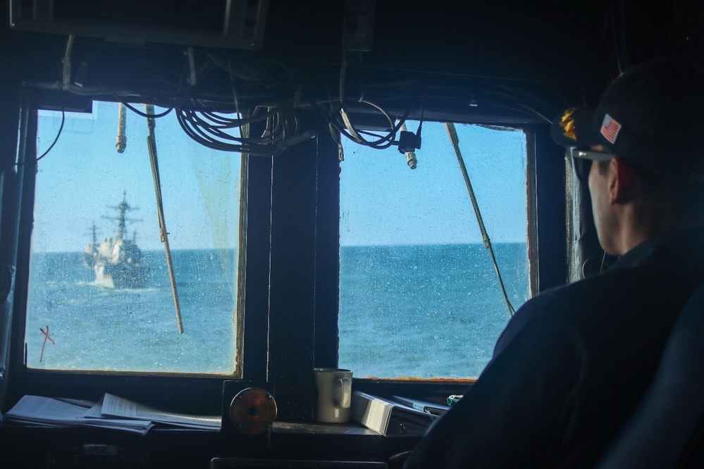 USS Gonzalez (DDG 66) Maneuvers into Formation