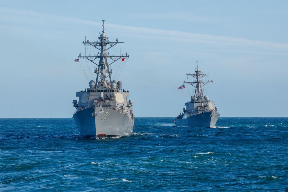 USS Ross (DDG 71) and USS Cole (DDG 67) Formation Steaming