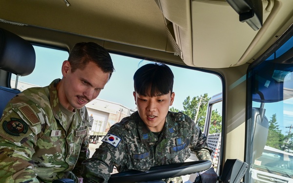 USAF and ROKAF Airmen complete refueling familiarization