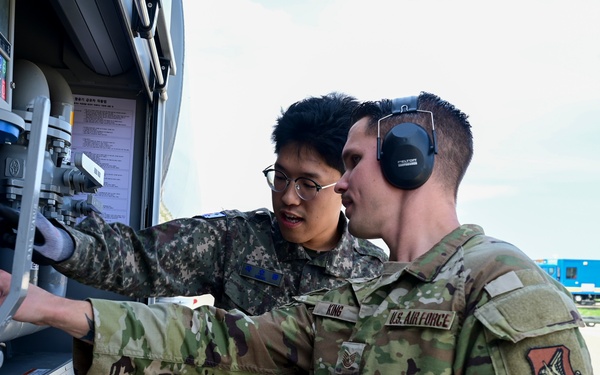 USAF and ROKAF Airmen complete refueling familiarization