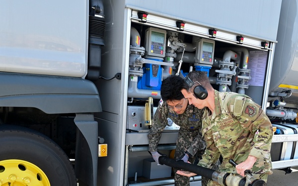USAF and ROKAF Airmen complete refueling familiarization