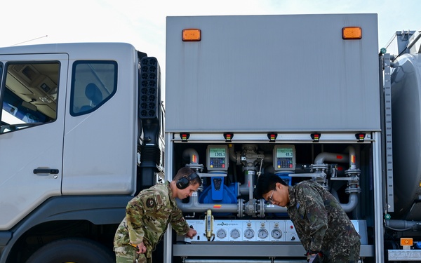 USAF and ROKAF Airmen complete refueling familiarization