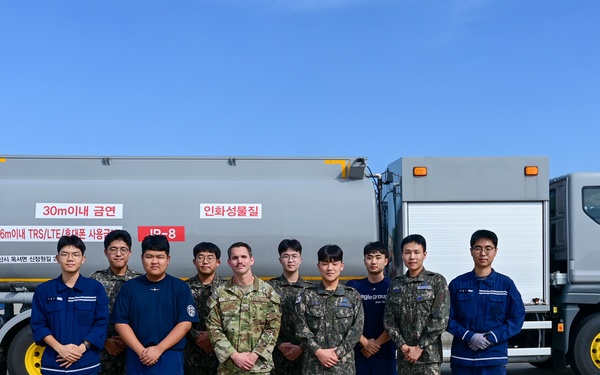 USAF and ROKAF Airmen complete refueling familiarization