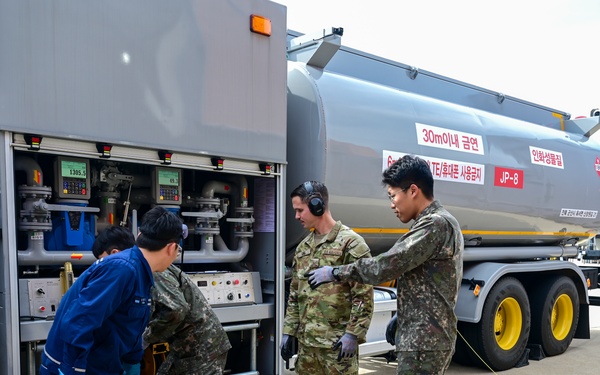 USAF and ROKAF Airmen complete refueling familiarization