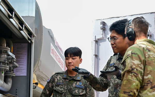 USAF and ROKAF Airmen complete refueling familiarization