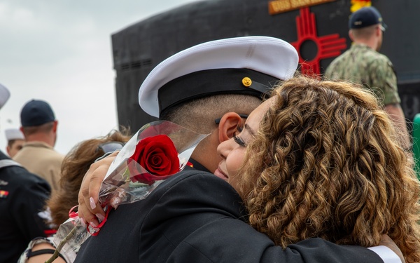 USS Santa Fe (SSN 763) Returns Home from Deployment
