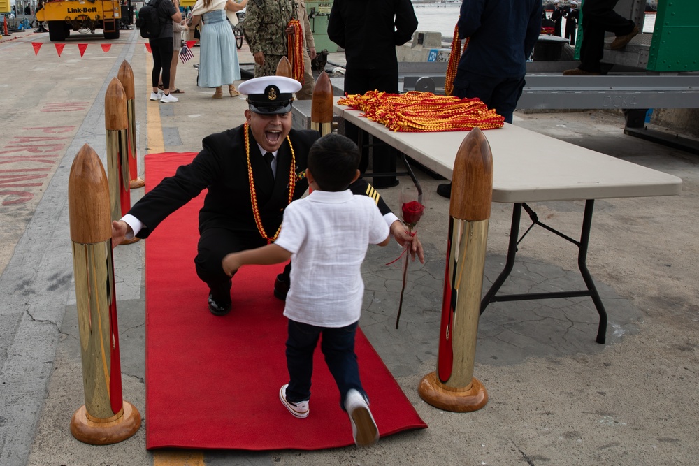 USS Santa Fe (SSN 763) Returns Home from Deployment