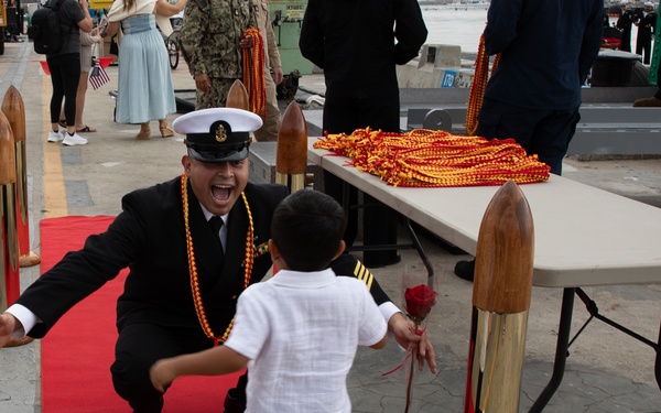 USS Santa Fe (SSN 763) Returns Home from Deployment