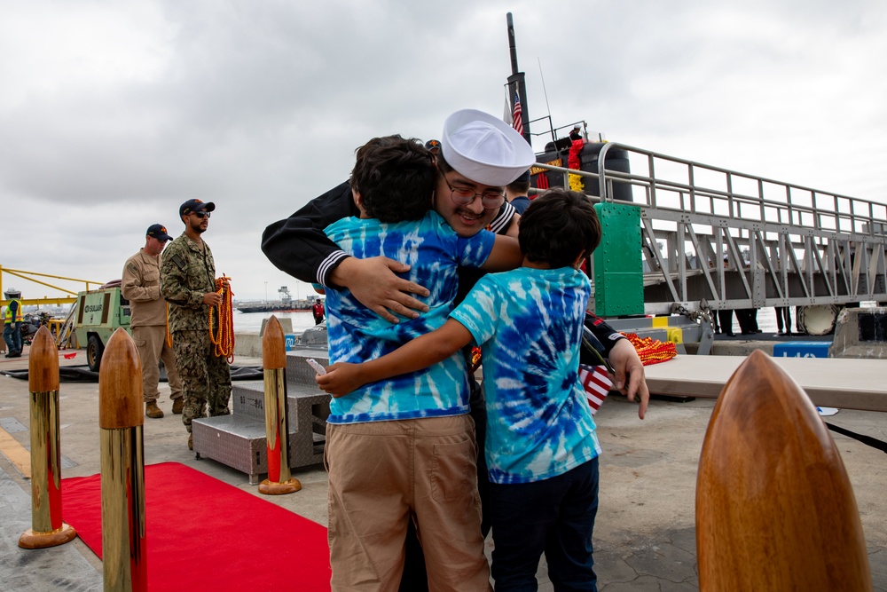 USS Santa Fe (SSN 763) Returns Home from Deployment