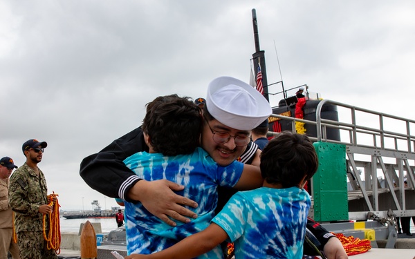 USS Santa Fe (SSN 763) Returns Home from Deployment
