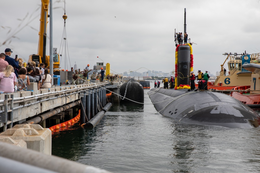 USS Santa Fe (SSN 763) Returns Home from Deployment