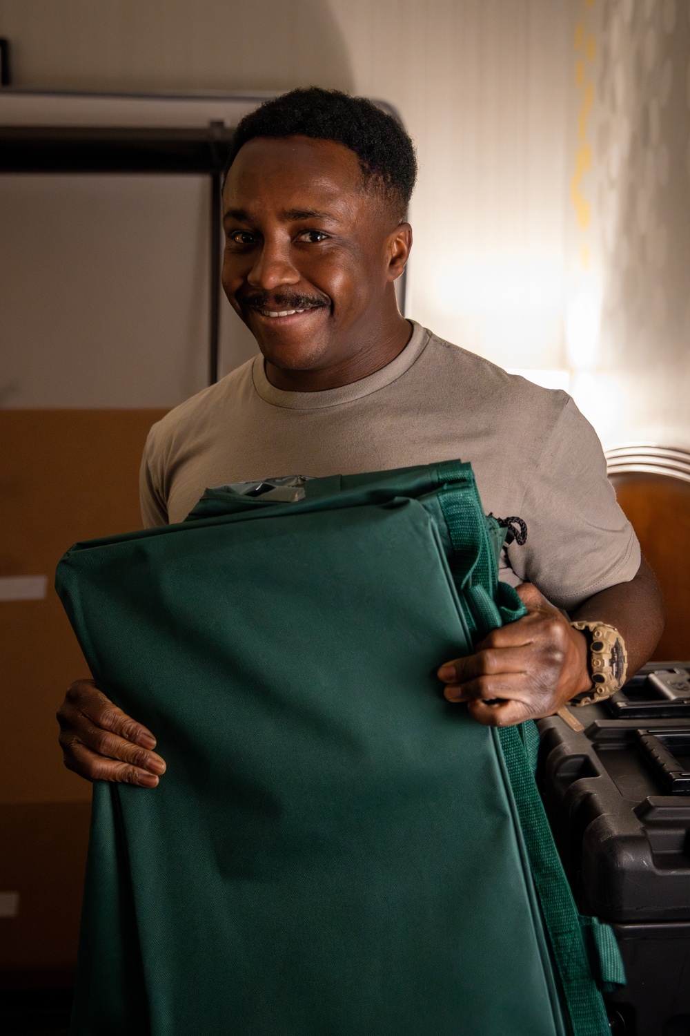 Mississippi National Guard Soldier happy to receive laundry bags after arrival to Washington, D.C.