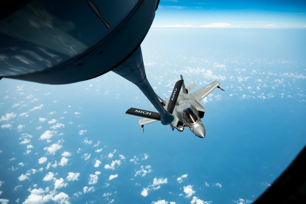 USAF meets USMC in the skies over USCENTCOM AOR USAF meets USMC in the skies over USCENTCOM AOR