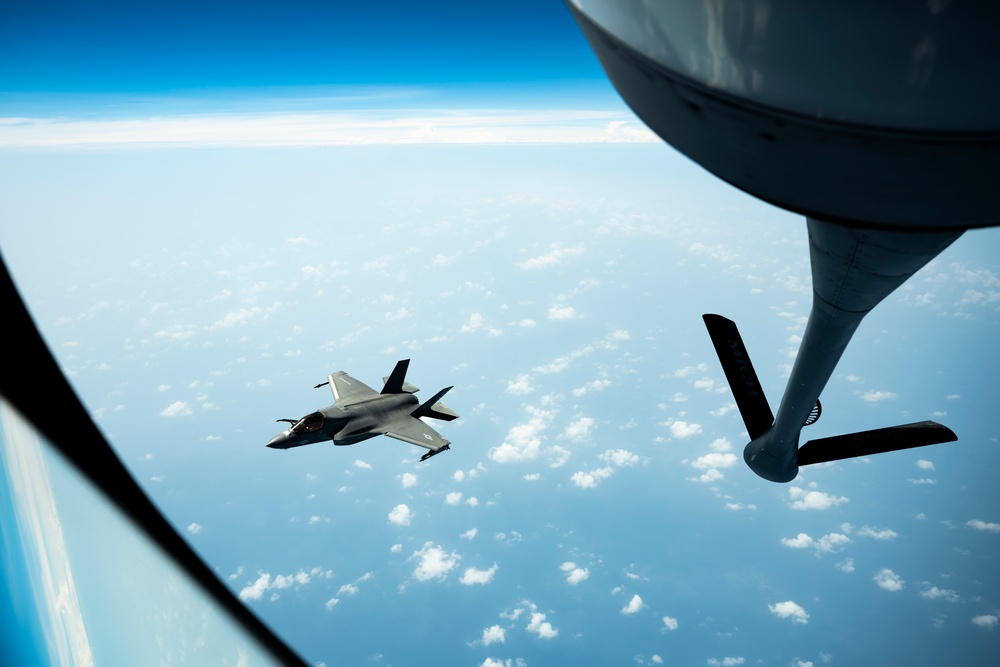 USAF meets USMC in the skies over USCENTCOM AOR USAF meets USMC in the skies over USCENTCOM AOR