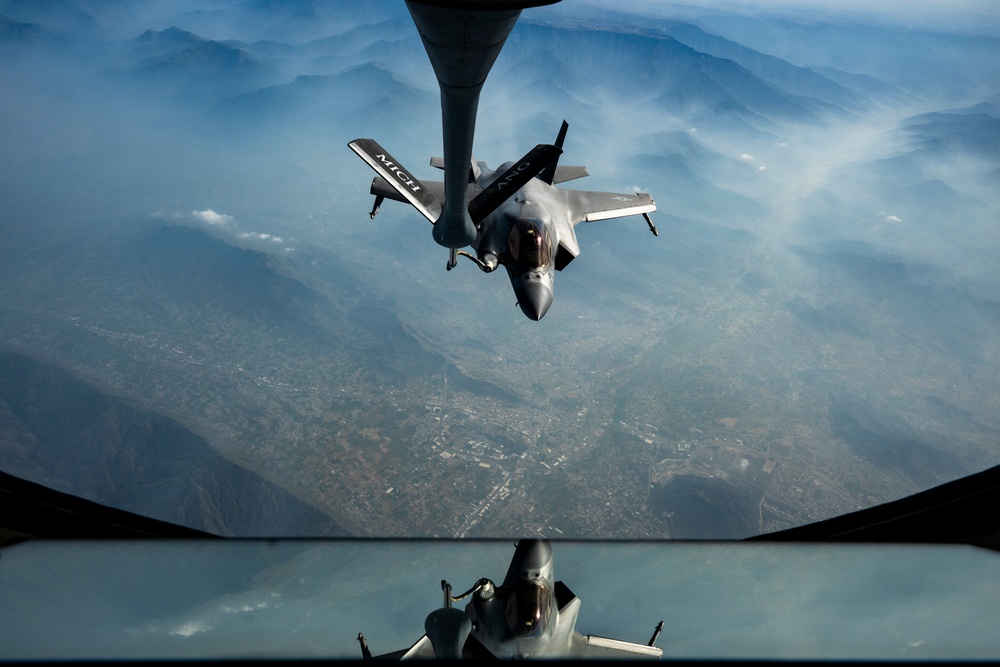 USAF meets USMC in the skies over USCENTCOM AOR USAF meets USMC in the skies over USCENTCOM AOR