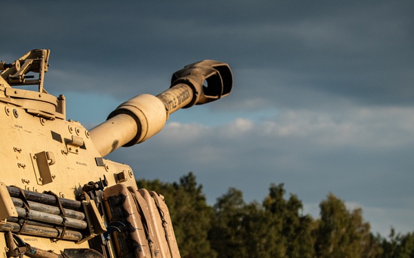 U.S. Soldiers execute Paladin Table VI gunnery in Poland