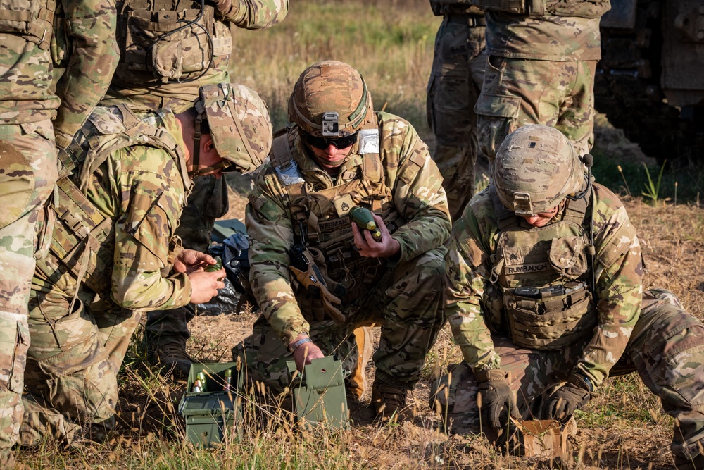 U.S. Soldiers execute Paladin Table VI gunnery in Poland