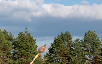 U.S. Soldiers execute Paladin Table VI gunnery in Poland