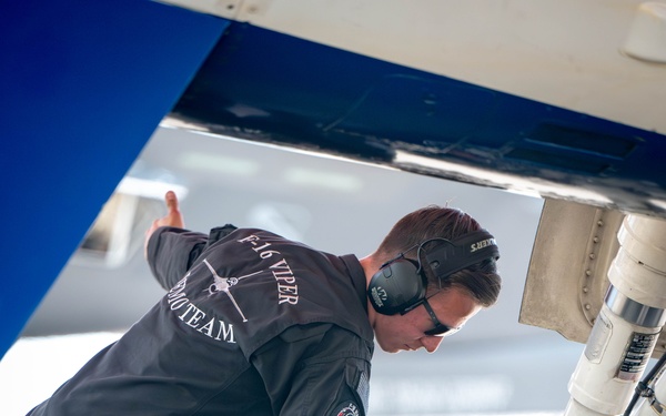 Viper Demo performs at Sun 'N Fun 2025