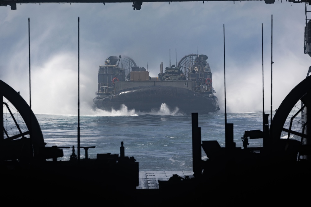 USS Iwo Jima (LHD 7) Conducts Amphibious Operations USS Iwo Jima (LHD 7) Conducts Amphibious Operations
