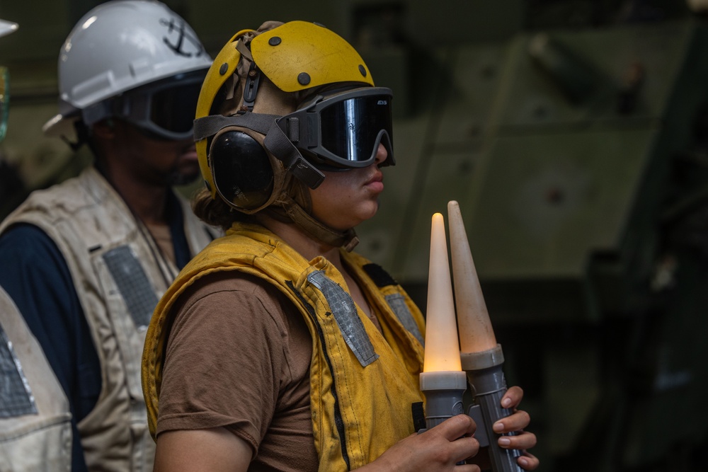 USS Iwo Jima (LHD 7) Conducts Amphibious Operations USS Iwo Jima (LHD 7) Conducts Amphibious Operations