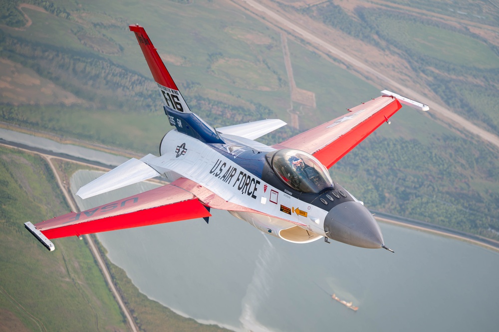 F-16 Viper Demo soars over Lakeland
