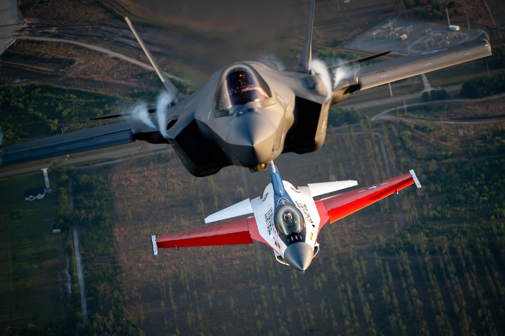 F-16 Viper Demo soars over Lakeland