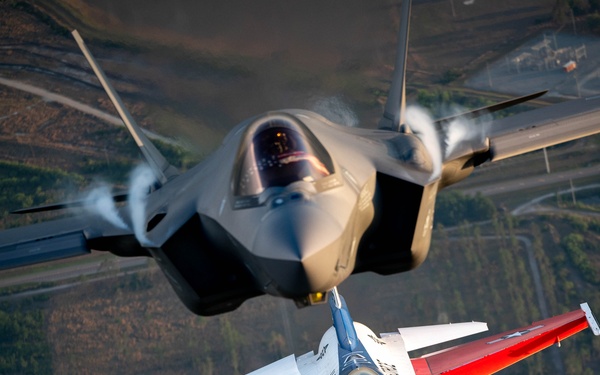 F-16 Viper Demo soars over Lakeland