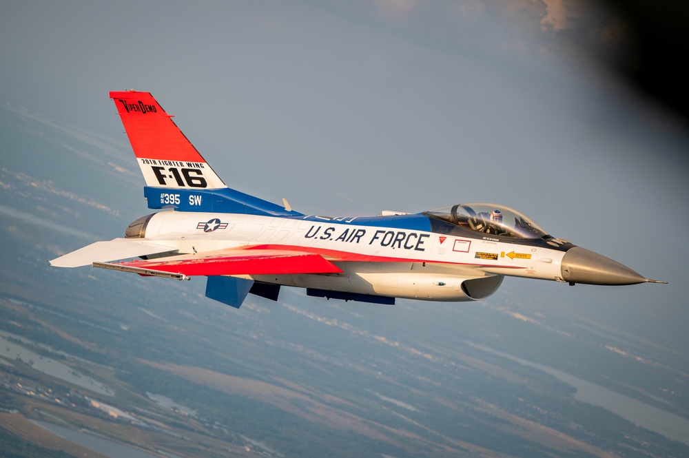 F-16 Viper Demo soars over Lakeland