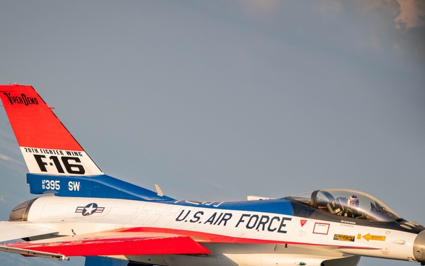F-16 Viper Demo soars over Lakeland