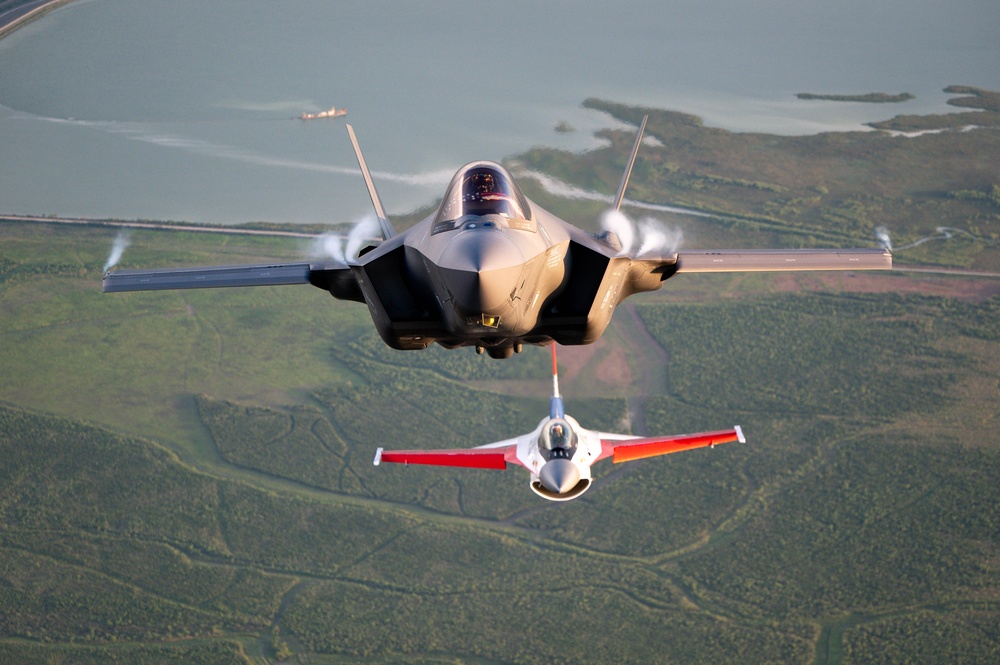 F-16 Viper Demo soars over Lakeland