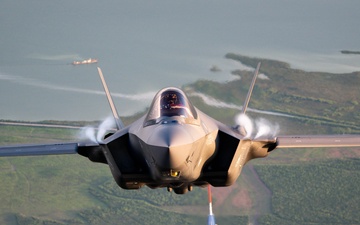 F-16 Viper Demo soars over Lakeland