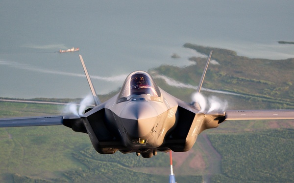 F-16 Viper Demo soars over Lakeland